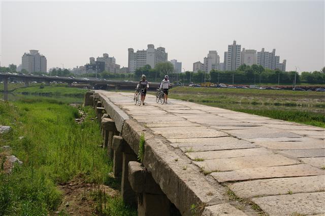 살곶이다리(전곶교)는 76m로 현존하는 조선시대 다리 중 가장 크다.