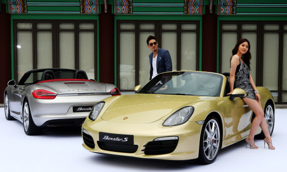 포르쉐 공식 수입사 스투트가르트 스포츠카가 13일 오전 서울 중구 장충동 신라호텔 영빈관에서 포르쉐 신형 박스터를 공개하고 있다.  연합뉴스