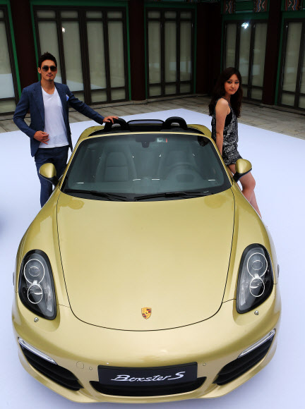 포르쉐 공식 수입사 스투트가르트 스포츠카가 13일 오전 서울 중구 장충동 신라호텔 영빈관에서 포르쉐 신형 박스터를 공개하고 있다.  연합뉴스