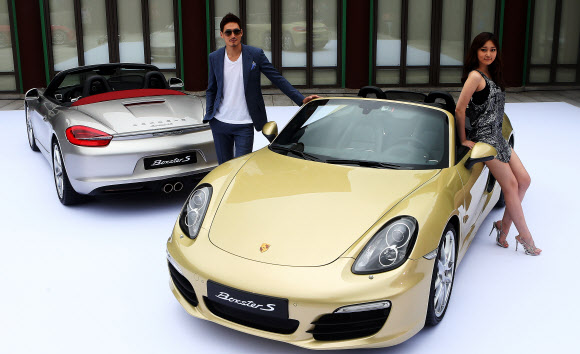 포르쉐 공식 수입사 스투트가르트 스포츠카가 13일 오전 서울 중구 장충동 신라호텔 영빈관에서 포르쉐 신형 박스터를 공개하고 있다.  연합뉴스