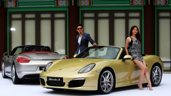 포르쉐 공식 수입사 스투트가르트 스포츠카가 13일 오전 서울 중구 장충동 신라호텔 영빈관에서 포르쉐 신형 박스터를 공개하고 있다.  연합뉴스