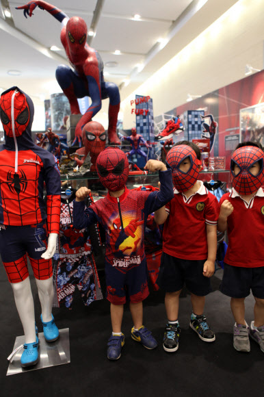 롯데백화점 김포공항점은 13일 ‘더 어메이징 스파이더맨(THE AMAZING SPIDER-MAN)’의 성공적 개봉을 기념하는 ‘더 어메이징 스파이더맨 페어’를 오는 7월 1일까지 진행한다고 밝혔다. 연합뉴스