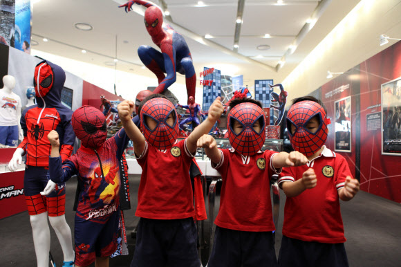 롯데백화점 김포공항점은 13일 ‘더 어메이징 스파이더맨(THE AMAZING SPIDER-MAN)’의 성공적 개봉을 기념하는 ‘더 어메이징 스파이더맨 페어’를 오는 7월 1일까지 진행한다고 밝혔다. 연합뉴스