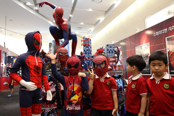 롯데백화점 김포공항점은 13일 ‘더 어메이징 스파이더맨(THE AMAZING SPIDER-MAN)’의 성공적 개봉을 기념하는 ‘더 어메이징 스파이더맨 페어’를 오는 7월 1일까지 진행한다고 밝혔다. 연합뉴스