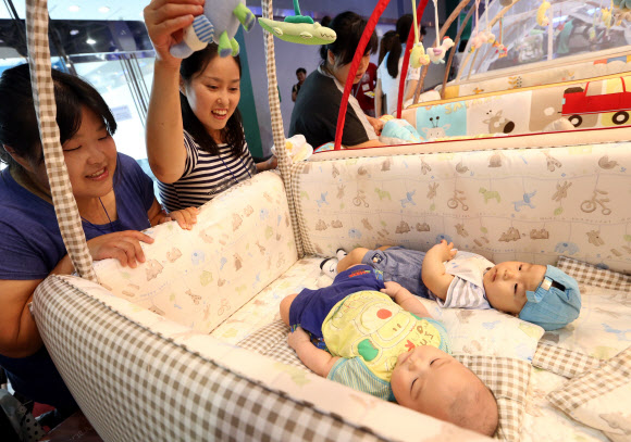 14일 오후 서울 양재동 aT센터에서 열린 ‘2012 베이비 키즈 페어’에서 아이들이 육아용 침대에 누워 휴식을 취하고 있다.  연합뉴스