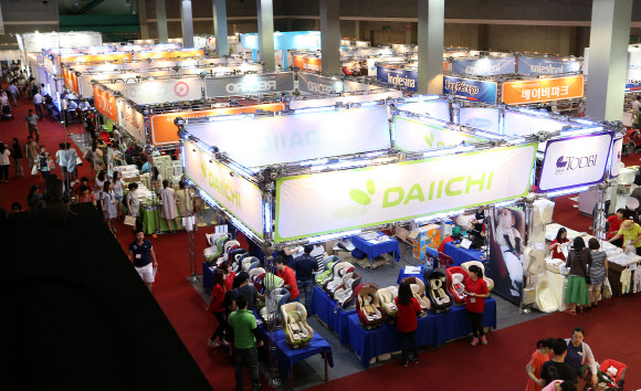 14일 오후 서울 양재동 aT센터에서 열린 ‘2012 베이비 키즈 페어’에서 관람객들이 다양한 육아용품을 둘러보고 있다. 연합뉴스