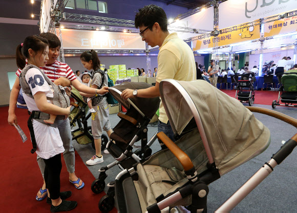 14일 오후 서울 양재동 aT센터에서 열린 ‘2012 베이비 키즈 페어’에서 관람객들이 다양한 육아용품을 둘러보고 있다.  연합뉴스