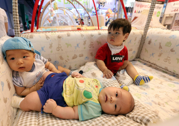 14일 오후 서울 양재동 aT센터에서 열린 ‘2012 베이비 키즈 페어’에서 아이들이 육아용 침대에 누워 휴식을 취하고 있다. 연합뉴스