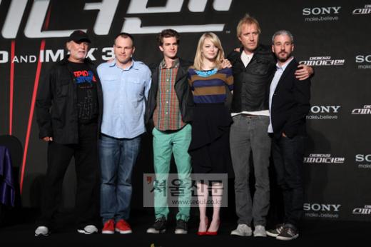 14일 서울 역삼동 리츠 칼튼 호텔에서 열린 영화 ‘어메이징 스파이더맨’의 내한 기자간담회 후 포즈를 취하고 있다. 제작자 아비 아라드(왼쪽부터), 마크 웹 감독, 앤드류 가필드, 엠마 스톤, 리스 이판, 제작자 맷 톨맥.