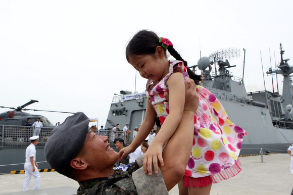 우리 선박의 해상 안전보장을 위해 소말리아 해역으로 파병된 청해부대 9진 대조영함이 6개월간의 임무를 마치고 15일 해군 부산작전기지에 무사히 귀환했다. 한 청해부대원이 환영나온 딸과 재회의 기쁨을 만끽하고 있다. 지난해 12월16일 부산 작전기기에서 출항했던 청해부대 9진은 파병기간 27차례에 걸쳐 우리선박 26척을 비롯해 모두 175척의 선박을 안전하게 호송했다.  연합뉴스