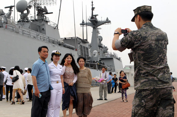 우리 선박의 해상 안전보장을 위해 소말리아 해역으로 파병된 청해부대 9진 대조영함이 6개월간의 임무를 마치고 15일 해군 부산작전기지에 무사히 귀환했다. 청해부대원이 가족들과 기념촬영하고 있다. 연합뉴스