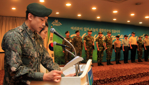 15일 오전 서울 세종문화회관 세종홀에서 병무청 주최로 열린 ‘2012 병역명문가 시상식’에서  가수 비(정지훈 일병)가 사회를 보고 있다. 연합뉴스