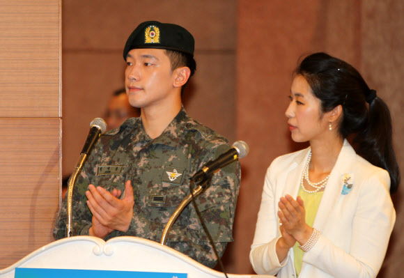 15일 오전 서울 세종문화회관 세종홀에서 병무청 주최로 열린 ‘2012 병역명문가 시상식’에서  가수 비(정지훈 일병)가 사회를 보고 있다. 연합뉴스