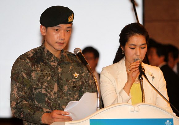 15일 오전 서울 세종문화회관 세종홀에서 병무청 주최로 열린 ‘2012 병역명문가 시상식’에서  가수 비(정지훈 일병)가 사회를 보고 있다. 연합뉴스