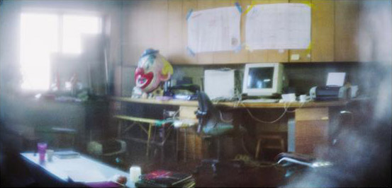 노정하 작가의 핀홀 연작 가운데 아틀리에 프로젝트. 카메라 옵스큐라 기법으로 찍은 동료 작가의 작업실 풍경이다.