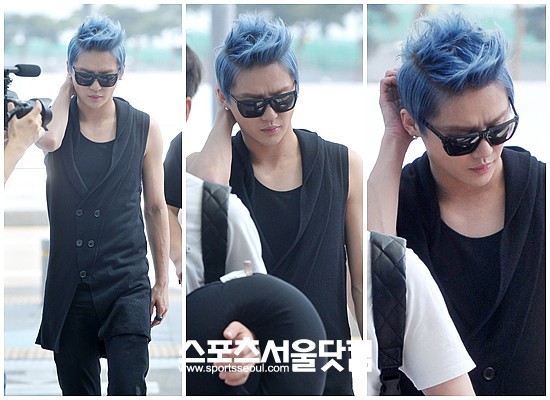 가수 김준수(XIA)가 지난 14일 오후 인천국제공항에 모습을 드러냈다. 인도네시아 공연을 위해 공항에 들어선 김준수는 위아래 올블랙 컬러로 매치해 그만의 카리스마를 풍겼다.