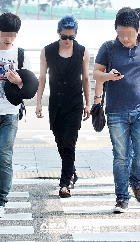 가수 김준수(XIA)가 지난 14일 오후 인천국제공항에 모습을 드러냈다. 인도네시아 공연을 위해 공항에 들어선 김준수는 위아래 올블랙 컬러로 매치해 그만의 카리스마를 풍겼다.