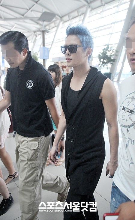가수 김준수(XIA)가 지난 14일 오후 인천국제공항에 모습을 드러냈다. 인도네시아 공연을 위해 공항에 들어선 김준수는 위아래 올블랙 컬러로 매치해 그만의 카리스마를 풍겼다.