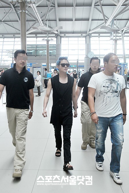 가수 김준수(XIA)가 지난 14일 오후 인천국제공항에 모습을 드러냈다. 인도네시아 공연을 위해 공항에 들어선 김준수는 위아래 올블랙 컬러로 매치해 그만의 카리스마를 풍겼다.