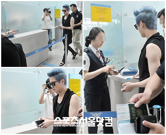 가수 김준수(XIA)가 지난 14일 오후 인천국제공항에 모습을 드러냈다. 인도네시아 공연을 위해 공항에 들어선 김준수는 위아래 올블랙 컬러로 매치해 그만의 카리스마를 풍겼다.