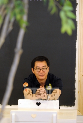 tvN 시사풍자 코미디쇼 SNL코리아 시즌 2의 진행자 겸 연출자인 장진 감독이 12일 서울 대학로의 한 카페에서 정치풍자의 수준을 높이겠다며 활짝 웃고 있다. <br>도준석 기자 pado@seoul.co.kr