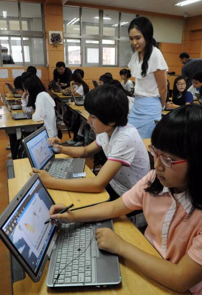 디지털 교과서 연구 학교로 지정된 서울 구로동 구일초등학교에서 학생들이 태블릿PC를 활용해 수업에 참여하고 있다. 지난해 6월 교육과학기술부와 국가정보화전략위원회는 ‘스마트 교육 추진전략’을 발표하고 2015년까지 모든 초·중·고 교과의 종이 교과서를 ‘디지털 교과서’로 바꾸는 등 스마트 교육을 실현한다고 밝혔다.  이종원 선임기자 jongwon@seoul.co.kr