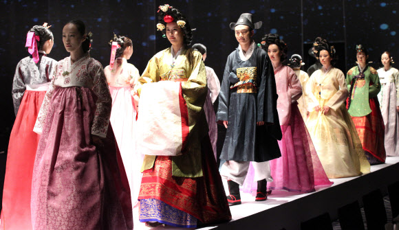 19일 오전 서울 웨스틴조선호텔에서 열린 웨딩 퍼포먼스 ‘궁중혼례! 현대와 매듭을 매다’에서 모델들이 궁중혼례복을 현대적으로 재해석한 다양한 종류의 의상들을 선보이고 있다. 연합뉴스