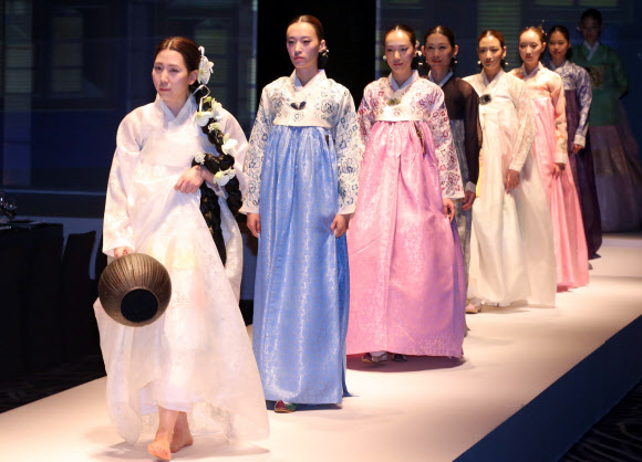 19일 오전 서울 웨스틴조선호텔에서 열린 웨딩 퍼포먼스 ‘궁중혼례! 현대와 매듭을 매다’에서 모델들이 궁중혼례복을 현대적으로 재해석한 다양한 종류의 의상들을 선보이고 있다. 연합뉴스