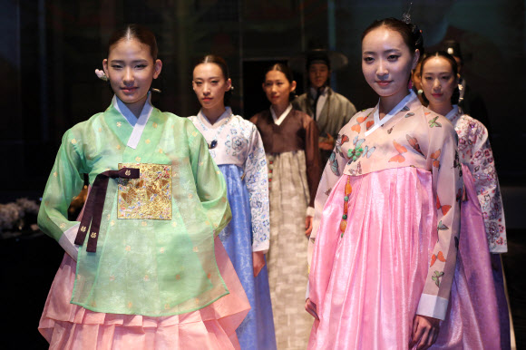 19일 오전 서울 웨스틴조선호텔에서 열린 웨딩 퍼포먼스 ‘궁중혼례! 현대와 매듭을 매다’에서 모델들이 궁중혼례복을 현대적으로 재해석한 다양한 종류의 의상들을 선보이고 있다. 연합뉴스