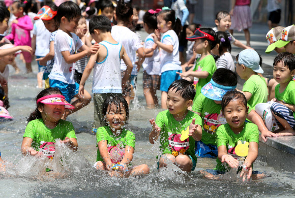 20일 개장한 서울 송파구 성내천 물놀이장에서 어린이들이 물장구를 치며 즐거운 시간을 보내고 있다.  연합뉴스
