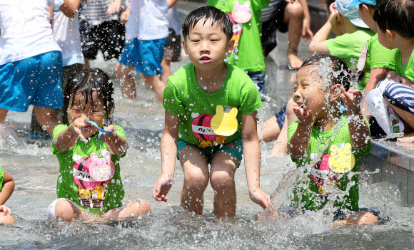 20일 개장한 서울 송파구 성내천 물놀이장에서 어린이들이 물장구를 치며 즐거운 시간을 보내고 있다. 연합뉴스