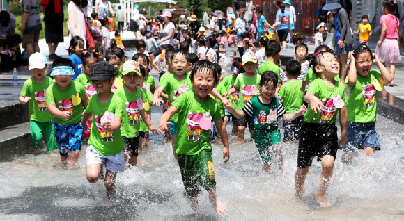 20일 개장한 서울 송파구 성내천 물놀이장에서 어린이들이 물장구를 치며 즐거운 시간을 보내고 있다.  연합뉴스