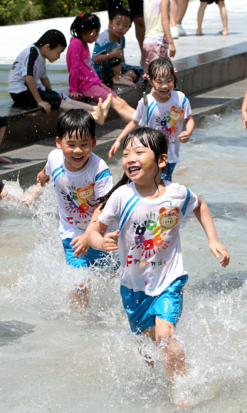 20일 개장한 서울 송파구 성내천 물놀이장에서 어린이들이 물장구를 치며 즐거운 시간을 보내고 있다.  연합뉴스