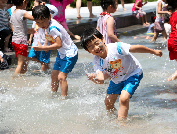 20일 개장한 서울 송파구 성내천 물놀이장에서 어린이들이 물장구를 치며 즐거운 시간을 보내고 있다. 연합뉴스