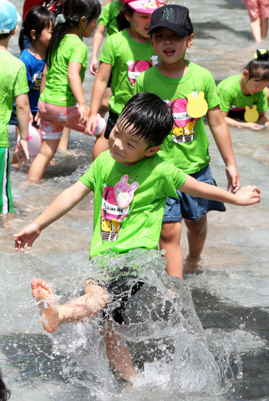 20일 개장한 서울 송파구 성내천 물놀이장에서 어린이들이 물장구를 치며 즐거운 시간을 보내고 있다.  연합뉴스