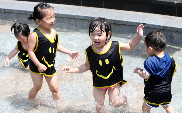 20일 개장한 서울 송파구 성내천 물놀이장에서 어린이들이 물장구를 치며 즐거운 시간을 보내고 있다. 연합뉴스