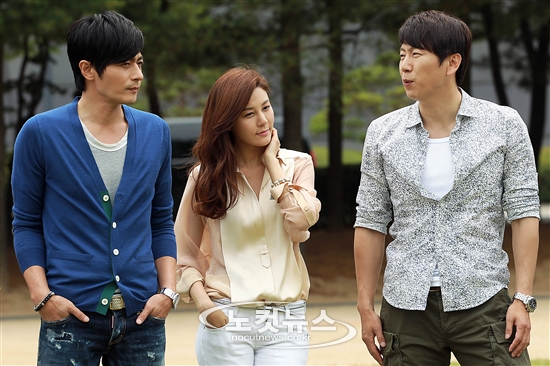 22일 오후 경기도 고양시 SBS탄현드라마센터에서 진행될 주말드라마 ‘신사의 품격’ 기자간담회에 앞서 출연 배우들이 포토타임을 갖고 있다.  노컷뉴스