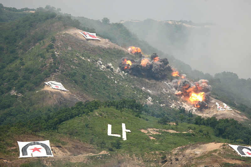 KF-16전투기가 투하한 500파운드 폭탄의 폭발장면. 공군은 육군과 완벽한 합동작전을 구사하며 KF-16, F-4E, F-15K등 전투기는 물론 국산 경공격기인 TA-50도 폭격에 동참하였다.