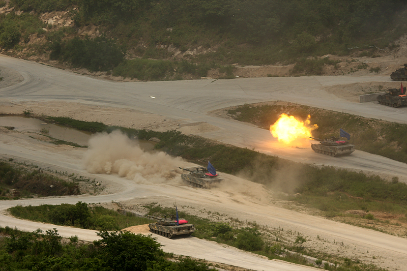 포병과 공중지원을 받은 후 이제 전차들이 나설 차례, K-1 전차들이 적진을 향해 사격을 가하고 있다.