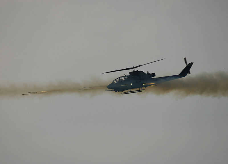 전차의 공격을 지원하기 위해 AH-1코브라 공격헬기가 적진을 향해 70mm 로켓을 퍼붓고 있다.