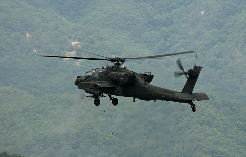 세계최강의 공격헬기인 AH-64D 아파치 공격헬기가 적 보병을 향해 무시무시한 30mm 체인건을 쏘고 있다. 아파치의 등장으로 한미연합전력은 그 위력이 극대화되고 있는 것 같다.