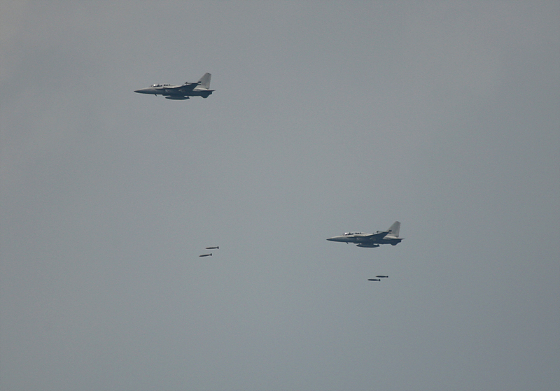 국산 경공격기인 TA-50이 실전훈련에 최초로 등장하여 적진을 향해 MK-82 폭탄을 투하하고 있다.