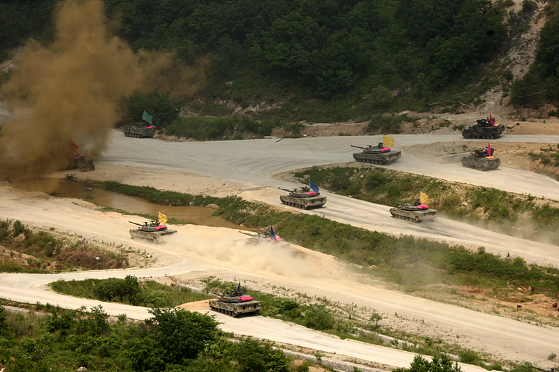 주한미군의 브래들리 장갑차의 엄호를 받으며 돌격하는 우리군의 K-1전차들. 한미연합전력의 공격에 드디어 적 부대는 지리멸렬하게 되었다.