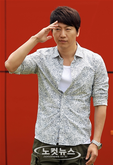 22일 오후 경기도 고양시 SBS탄현드라마센터에서 진행될 주말드라마 ‘신사의 품격’ 기자간담회에 앞서 출연배우 김수로가 포토타임을 갖고 있다. 노컷뉴스