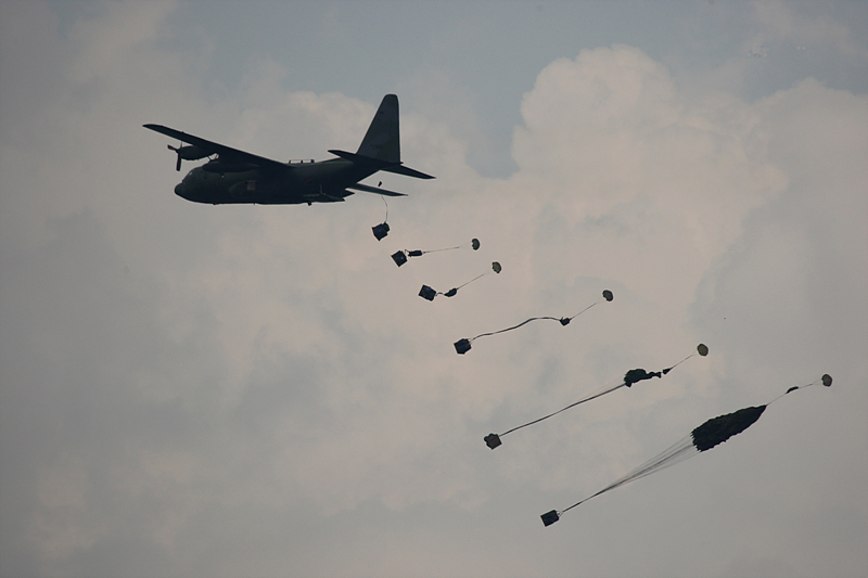 드디어 적을 격파하고 진격에 성공한 우리 군에게 C-130 수송기가 보급물자를 항공보급하고 있다.