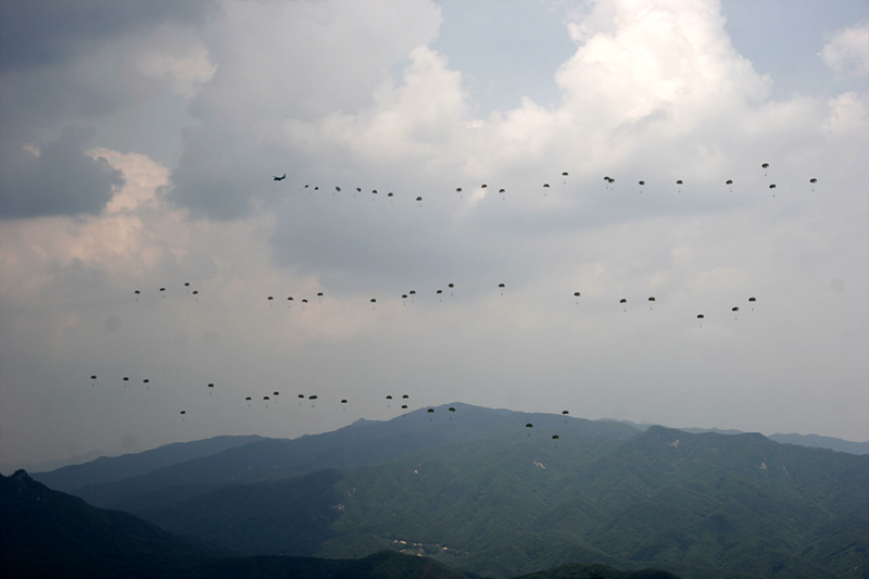 적 잔당들을 소탕하기 위해 우리 특전사대원들이 CN-235 수송기를 통해 낙하하고 있다.