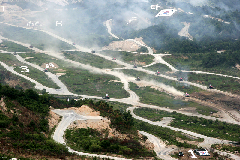적진을 완전히 평정한 우리 기갑부대들이 태극기를 휘날리며 개선하고 있는 모습.