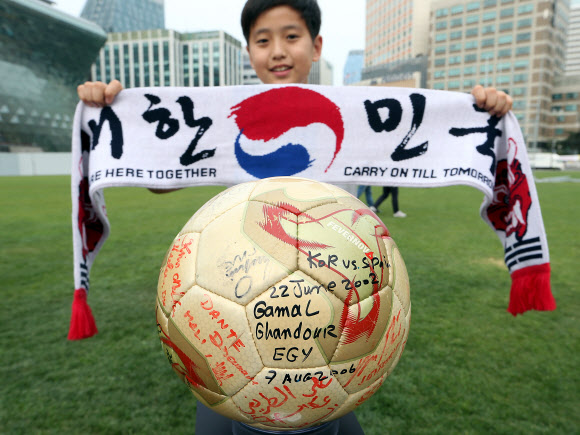 22일 오후 서울광장에서 2002 한·일 월드컵 10주년을 기념해 축구역사소장가 이재형 씨가 소유하고 있는 월드컵 4강 볼을 일반인에게 첫 공개 하고 있다.  연합뉴스