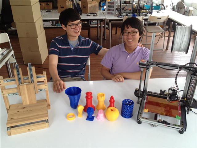 강민혁(왼쪽) 대표와 최종언 대표가 서울 중구 을지로3가 작업실에서 3D 프린터 ‘NP-멘델’과 결과물들을 보여주며 웃고 있다.