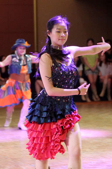 대한라인댄스협회 주최로 24일 서울 그랜드힐튼호텔 그랜드볼룸에서 열린 ‘2012 국제라인댄스대회’ 에서 참가자들이 솜씨를 겨루고 있다. 연합뉴스